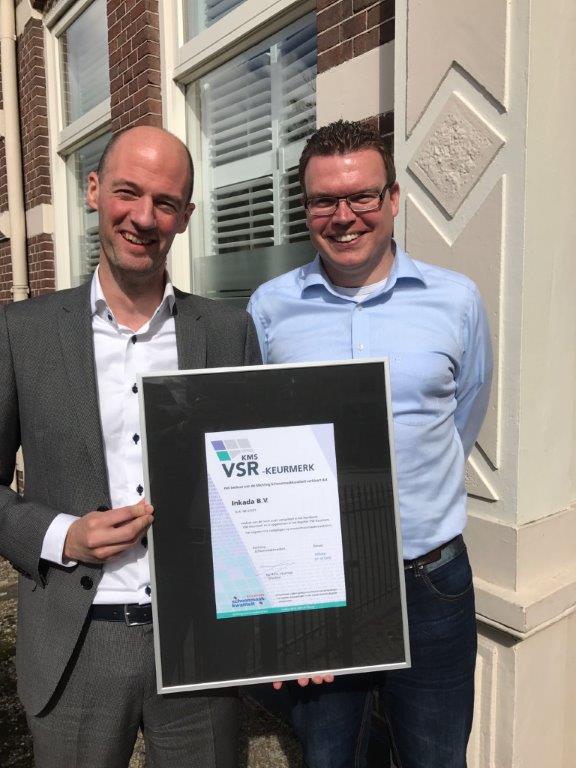Voorzitter VSR reikt VSR-Keurmerk uit aan Inkada