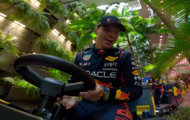 Verstappen en Pérez racen in schoonmaakwagens in Singapore