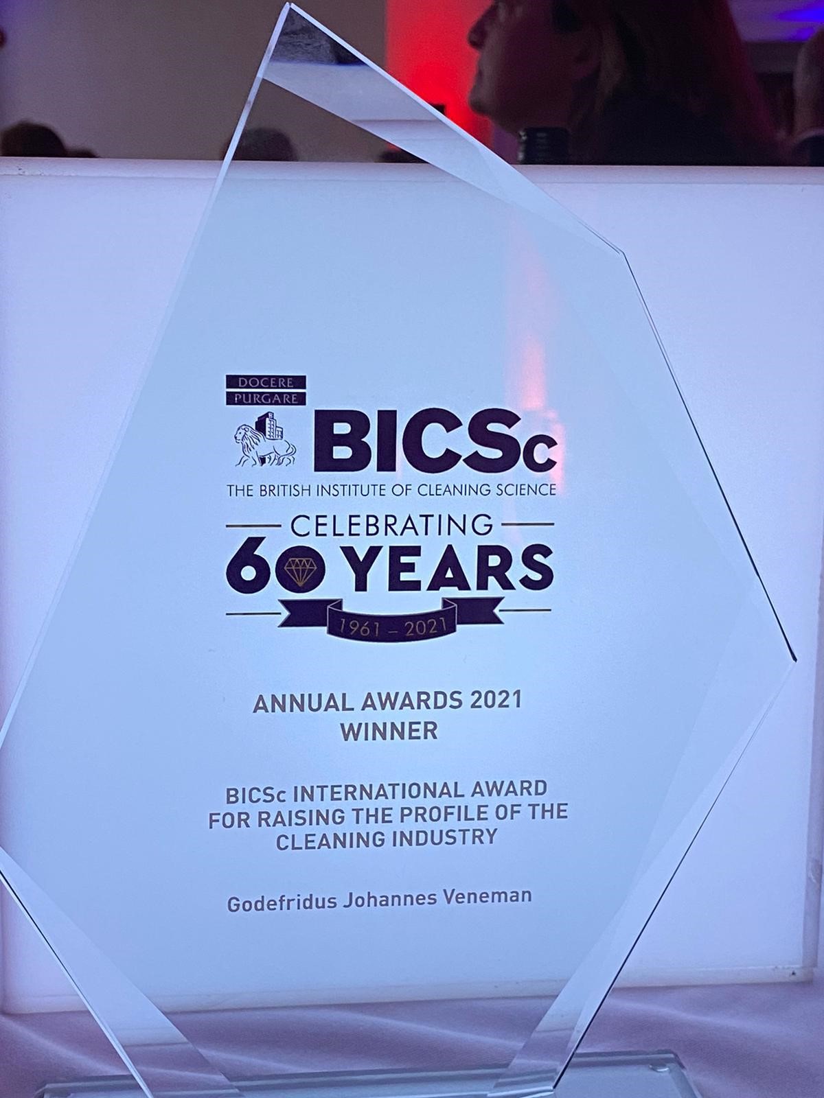 Freek Veneman krijgt onderscheiding van het British Institute of Cleaning Science (BICSc)